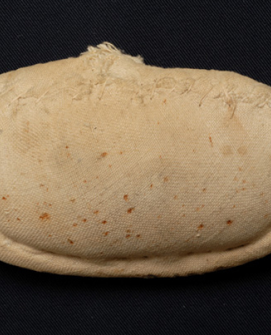 Κατσούλι, μαξιλαράκι που λειτουργεί ως βάση και δίνει το όνομά του στο ρουμλουκιώτικο κεφαλόδεσμο της παντρεμένης