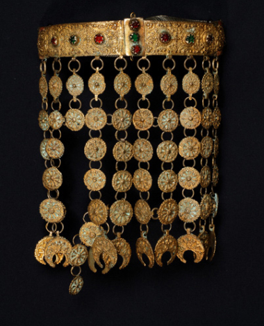 Assimoyordano, choker made from gilt filigree with gilt foils on its right side and grainy decoration. It is also adorned with colourful glass stones 