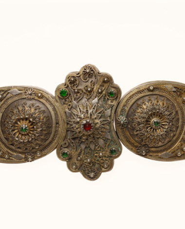 Gilded fine buckle with wiry multi-leaved rosettes and coloured stones