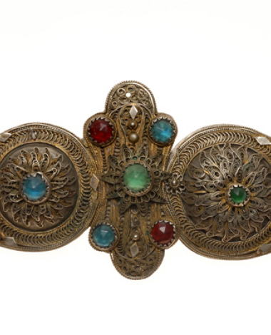 Gilded buckle with wiry multi-leafed rosettes and multicoloured stones
