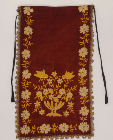 Velvet apron embroidered with woollen threads 