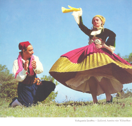 Στιγμιότυπο από φωτογράφιση της Χορευτικής Ομάδας. Δεκαετία του 1960