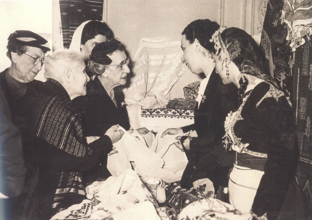 Από την επίσκεψη της Λίνας Τσαλδάρη, Υπουργού Κοινωνικής Προνοίας στην έκθεση χειροτεχνημάτων το 1956. Δίπλα στην υπουργό, η Πρόεδρος του ΛτΕ Άννα Τριανταφυλλίδου και πίσω τους η Αγγελική Χατζημιχάλη, γνωμοδοτική σύμβουλος του ΛτΕ. ΙΑΛΕ