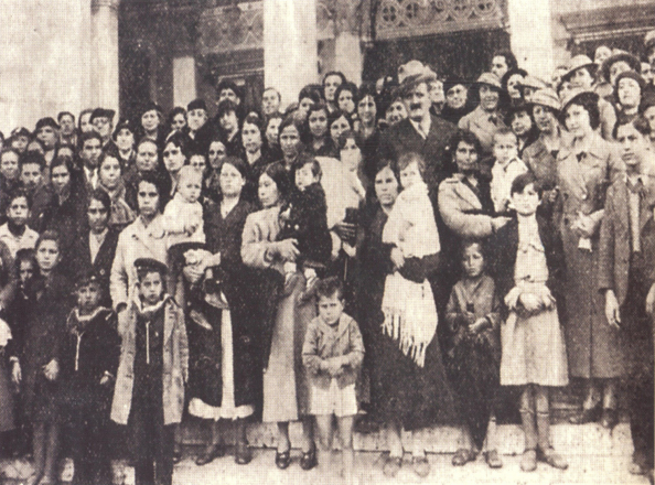 Από μεταγενέστερη δοξολογία στη μητρόπολη για τον εορτασμό της Ημέρας της Μητέρας με πρωτοβουλία του ΛτΕ. Εικονίζονται μητέρες με τα παιδιά τους και, στο κέντρο, ο Δήμαρχος Αθηναίων Κ. Κοτζιάς. Εφημερίδα Αθηναϊκά Νέα, 8/2/1936, ΙΑΛΕ