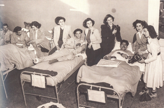 Μέλη του ΛτΕ κατά τη διανομή πασχαλινών δώρων σε τραυματίες του εθνικού στρατού, στο 403 Στρατιωτικό Νοσοκομείο τον Απρίλιο του 1949. ΙΑΛΕ