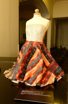 Αθηνά Μπεντίλα. MuMu organic Eco fashion, Recycled labels dress, 2013. Φόρεμα από ετικέτες-εμπορικά σήματα ενδυμάτων. Από την έκθεση «Φύκια για μεταξωτές κορδέλες. Ο λόγος περί ελληνικών ενδυμάτων και εξαρτημάτων με οικο-λογική και κοινωνική συνείδηση», 2015. Φωτογραφία: Studio Kominis.