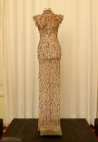 Chara Lebessi, The Seaweed Dress (Φόρεμα με φύκια), 2014. Δημιουργία φτιαγμένη με φύκια απλικαρισμένα σε 100% μεταξωτό τούλι. Σχεδιάστηκε πάνω σε κούκλα με την τεχνική του μουλάζ (moulage) και ενώνεται μόνο με μια ραφή. Από την έκθεση «Φύκια για μεταξωτές κορδέλες. Ο λόγος περί ελληνικών ενδυμάτων και εξαρτημάτων με οικο-λογική και κοινωνική συνείδηση», 2015. Φωτογραφία: Studio Kominis.