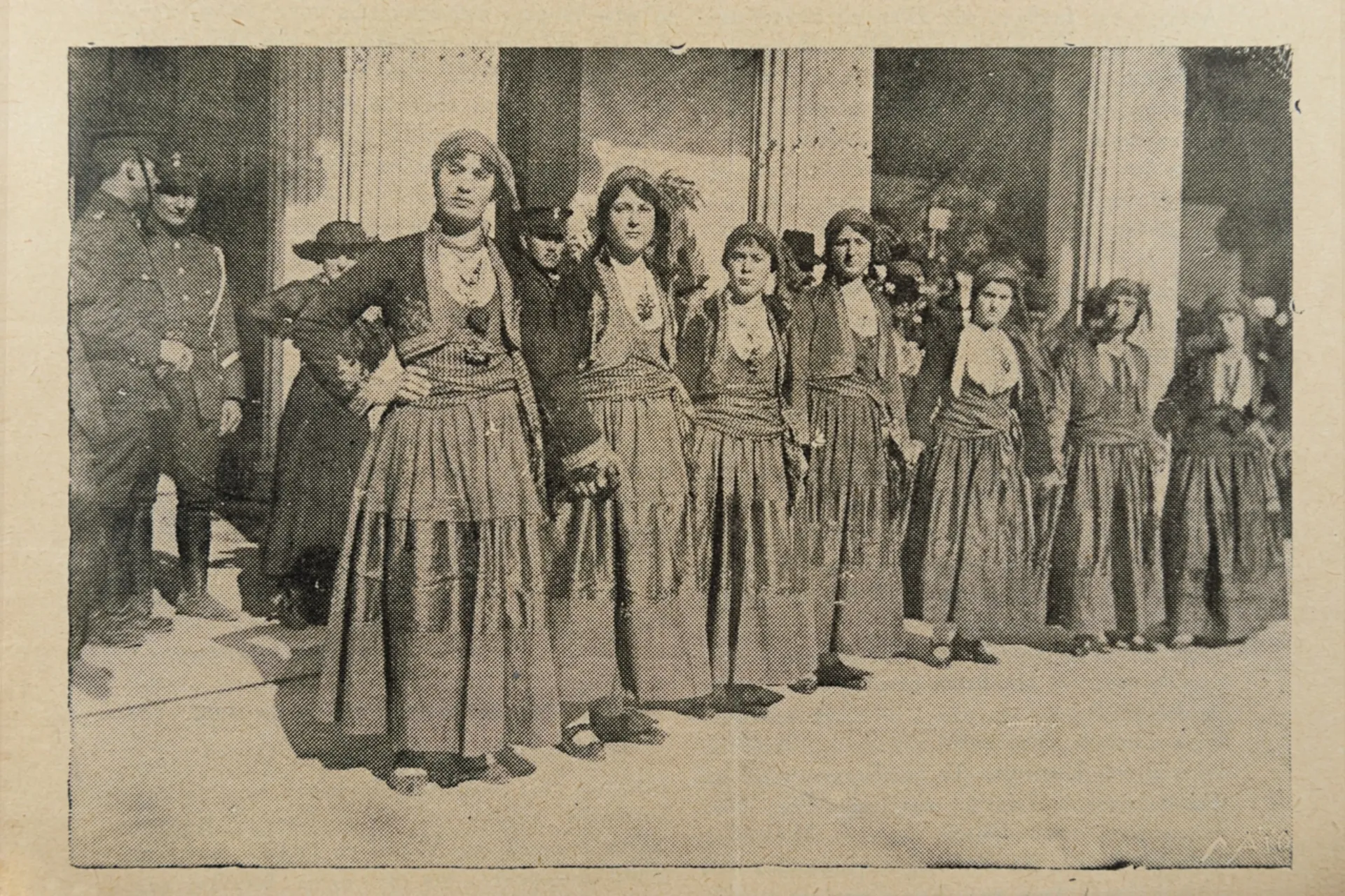 «Ομάς χορευτριών με Μανιάτικα. Από την τελευταίαν εορτήν του Λυκείου».  «Εφημερίς των κυριών», τχ1078 (1916), σ. 2995