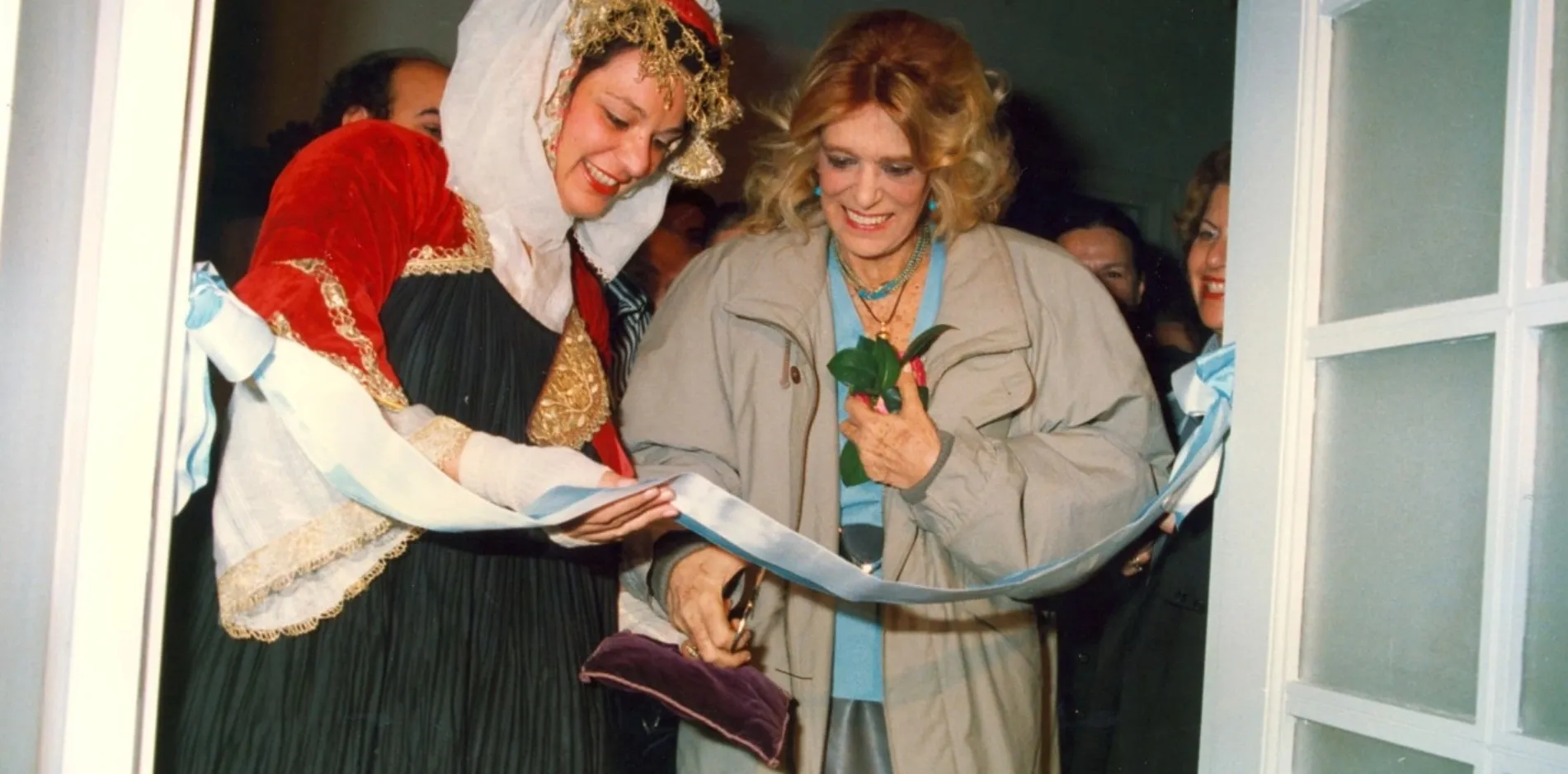 8 Μαρτίου 1988. Η τότε Υπουργός Πολιτισμού Μελίνα Μερκούρη κόβει την κορδέλα του Μουσείου. Αρχείο ΜΕΛΕ.
