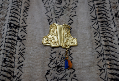 The “lucky charm” of Lykeion ton Ellinidon for 2024, the “ghileki” of the Karagouna costume