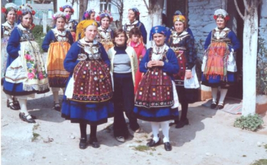 Big and small Lazarines prepare to begin singing the ayermi, the traditional carols for Lazarus Saturday, in Aiani Kozanis in 1976. (Photo: L. Drandakis. Photo printed in the publication Voices of Western Macedonia, Aiani-Lefkopigi-Sarakina, 2005)