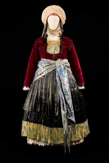 Female costume from Psara. The dress (Accession No. 14066) is a donation by Despoina Kl. Manea & Totoula Manea-Chlorakioti. Photo: Studio Kominis.