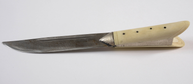 Cretan knife. It is engraved with a map of Crete and a rhyming couplet reading “wherever you may dig in Cretan soil/you will find the blood and bones of brave young men.” CMLE, Accession No. 15595. Donated by Lefteris Drandakis. Photo: Studio Kominis.