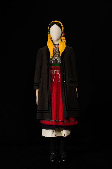 Women’s festive costume from the region of Skopia-Florina with the recent-style coat reminiscent of a redingote. CMLE, Accession No. 15856/1-6. Photograph: Studio Kominis.