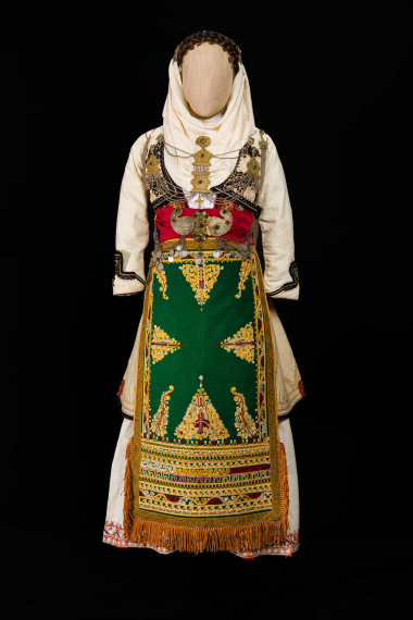 Γυναικεία γιορτινή φορεσιά από το χωριό Άγιος της Ιστιαίας. Ανήκε στην Μαρούλα Στάμου (Άγιος, 1895 περίπου-1994). ΜΕΛΕ, Α.Μ. 16009-16022. Φωτογραφία: Studio Kominis.