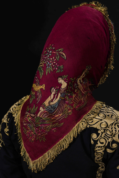 Σταμπωτό μαντήλι κεφαλής που απεικονίζει ερωτευμένο ζευγάρι από την Νίγδη Καππαδοκίας. ΜΕΛΕ, Α.Μ. 16027. Φωτογραφία: Studio Kominis.