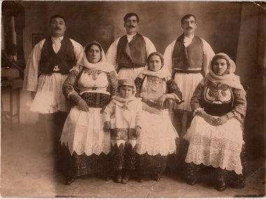Οι οικογένειες Μπάρμπα-Ροΐλου και Θεοδοσίου με ενδυμασίες Αττικής το 1923. ΜΕΛΕ-Φωτογραφικό Αρχείο, αρ. 67. Δωρεά Θωμά Βασιλάκου.