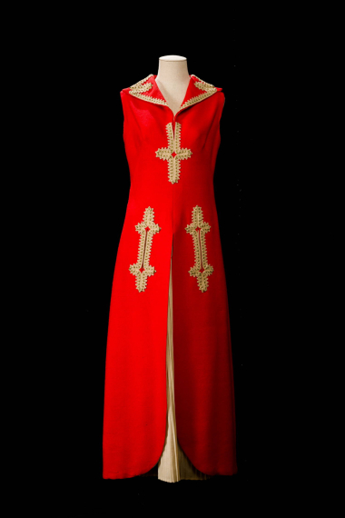 Creation by the Fashion House “Nikos-Takis” in the 1970s, inspired by the motifs and techniques of regional garments. It was bought in 1971 by Evi Kerhoula and also worn in 1973, when Olympiacos won the double in football. CMLE, Accession No. 15111. Donated by Evi Kerhoula. Photo: Studio Kominis.