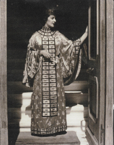 Η Φρόσω Καρύδη (Σμύρνη, 1916–Αθήνα, 1999), μέλος του ΛτΕ, με ένδυμα βυζαντινής έμπνευσης φτιαγμένο για το πρόσωπο της Ειρήνης της Αθηναίας,  στην είσοδο της οικίας της στην οδό Σκαραμαγκά 4, λίγο πριν αναχωρήσει για την φωτογράφιση που έκανε το ΛτΕ στον κήπο του Βυζαντινού Μουσείου το 1936. ΜΕΛΕ-Φωτογραφικό Αρχείο, αρ. 74. Δωρεά Πέννυς Σακκοπούλου-Βαλταζάνου.