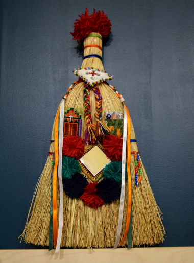 Broom – a ritual object in the traditional weddings of Thrace – decorated with charms inspired by the Ministry of Health’s campaign #menoumespiti (we stay home). Created by Iosifina Sechlidou, during the quarantine period of 2020. CMLE, Accession No. 16796. Donated by Iosifina Sechlidou. Photo: Hara Dendia.