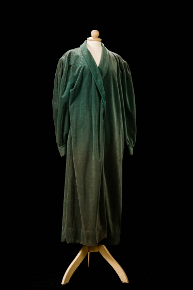 Robe by the Greek lingerie and nightwear company “Evelyn”. 1980s. From the wardrobe of Eleni Anastasiadou. CMLE, Accession No. 17376. Donated by Dimosthenis Anastasiades and Douli Tsorva. Photo: Studio Kominis.