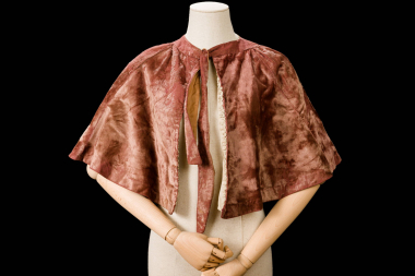 Velvet cape, circa 1900. It belonged to Fotini Maroussopoulou-Vozani (Tripoli, Arkadia, 1863 – Athens, 1948), who married Grigorios Vozanis from Stenimachos in Eastern Rumelia in 1882. CMLE, Accession No. 17426. Donated by Fotini Nikolaidou-Stergiopoulou. Photo: Studio Kominis.