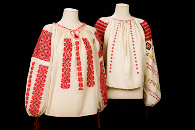 Ρουμάνικες κεντητές μπλούζες. ΜΕΛΕ, A.M. 13817, δωρεάς Αφροδίτης Κυπριώτη, και A.M. 13818. Φωτογραφία: Studio Kominis.