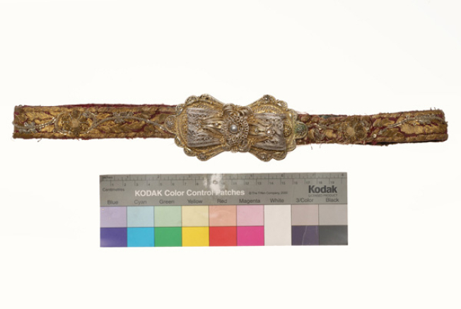 Λεπτομέρεια χρυσοκέντητης διακόσμησης ζώνης με χρυσόνημα, δύο ειδών τιρ-τιρ και πούλιες 