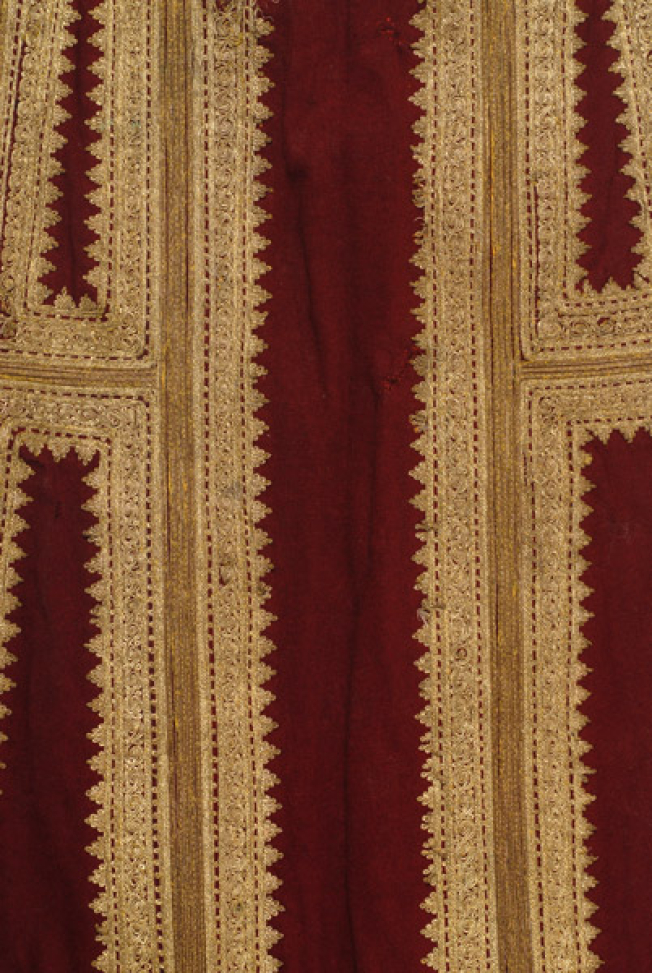 Κεντρικό φύλλο ποδιάς, λεπτομέρεια χρυσοκέντητης διακόσμησης με το μοτίβο της σαρακατσάνας και μια σειρά από ντουγαδάκια
