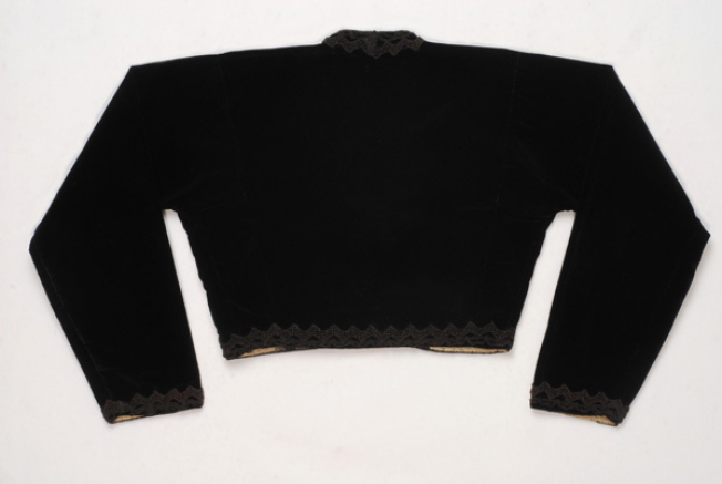 Βελούδινο κοντογούνι σε μαύρο χρώμα στολισμένο με ευρωπαϊκή πασμαντερί, πίσω όψη