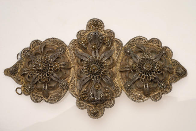 Gold-plated buckle with elaborate filigree decoration