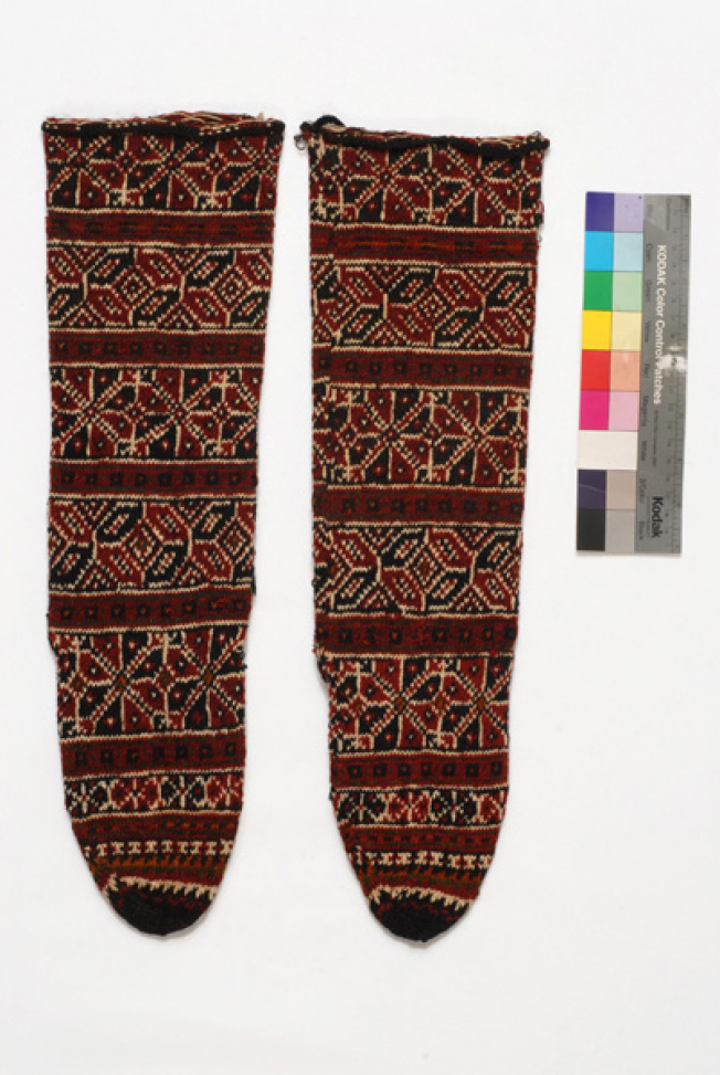 Σκούνια ή τσερέπια, πλεχτές μάλλινες κάλτσες διακοσμημένες με γράμματα