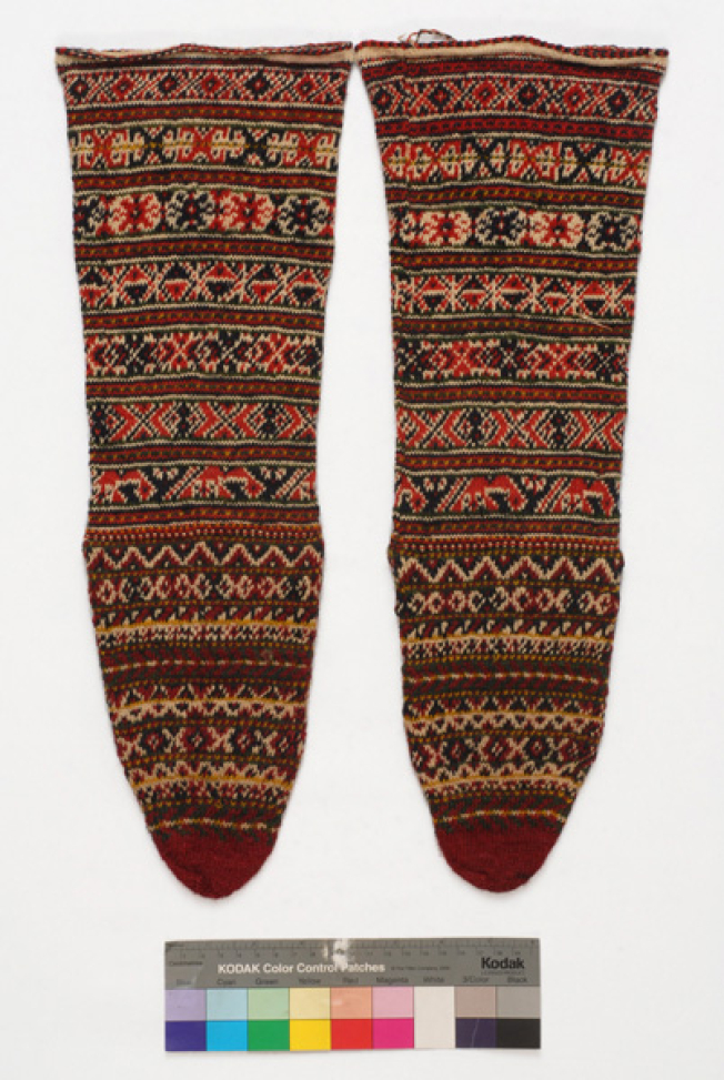 Σκούνια ή τσερέπια, πλεχτές μάλλινες κάλτσες διακοσμημένες με γράμματα