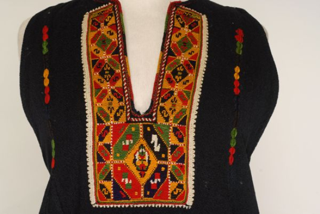 Detail of the embroidered decoration at korfo and the joints of mana and vagkiolia
