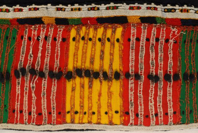 Detail of the embroidered decoration at the border: tsiaprazak(i), belkes and ougies