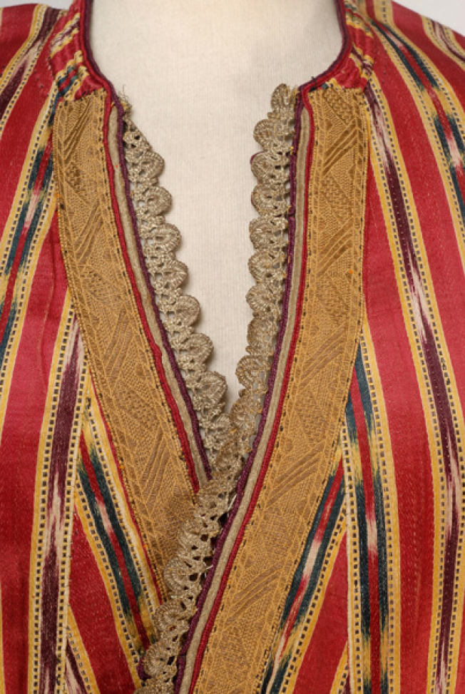 Detail of the decoration at the chest, gold fillet and lace silver thread