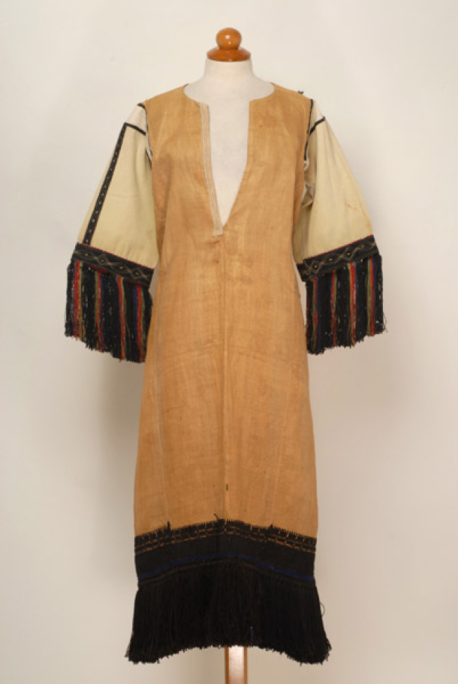 Linen chemise, embroidered with black threads and few blue 