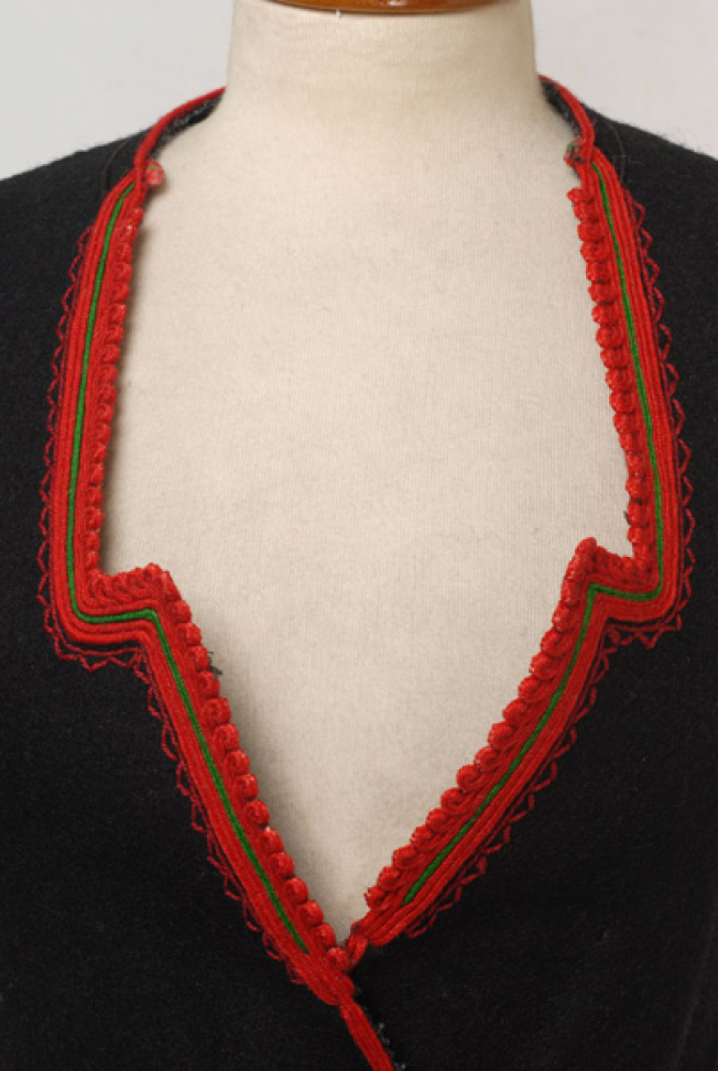 Front opening trimmed with red loops and red-and-green woollen cordons