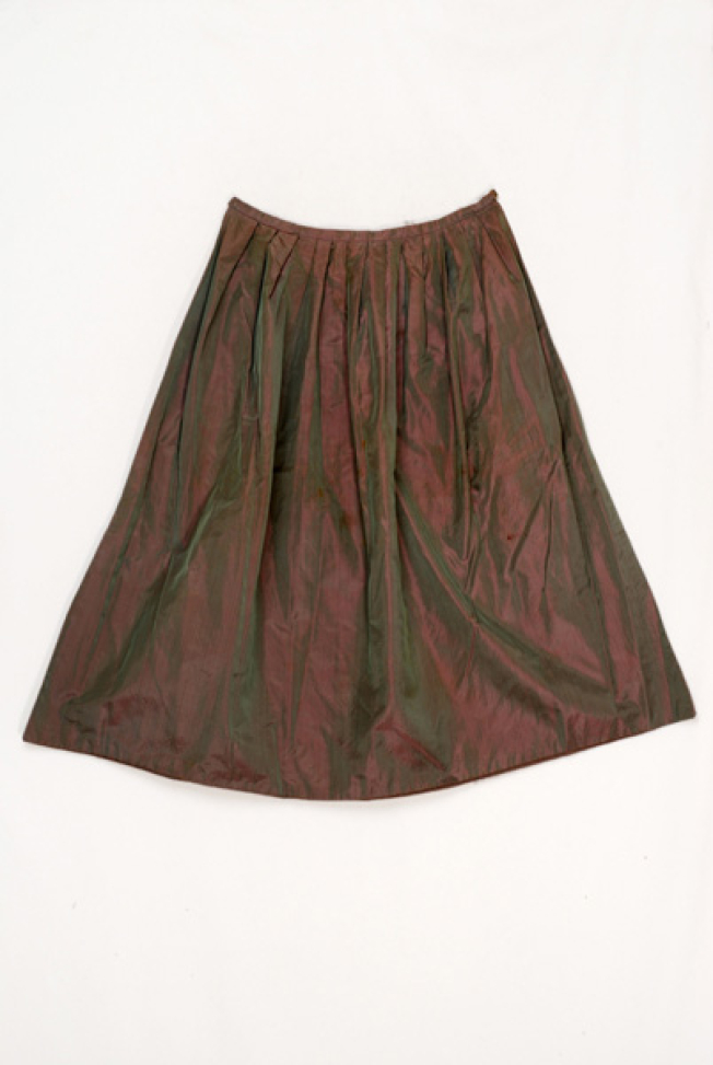 Pleated apron made of taffeta