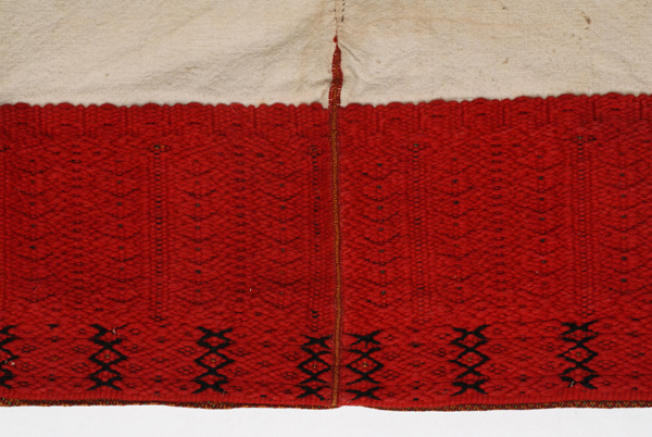 Detail of the embroidered decoration with raised stitch at the chemise border. Kanatia are divided into two katia by means of mitounia. (A)lyssiditsa can be seen at the panel joint