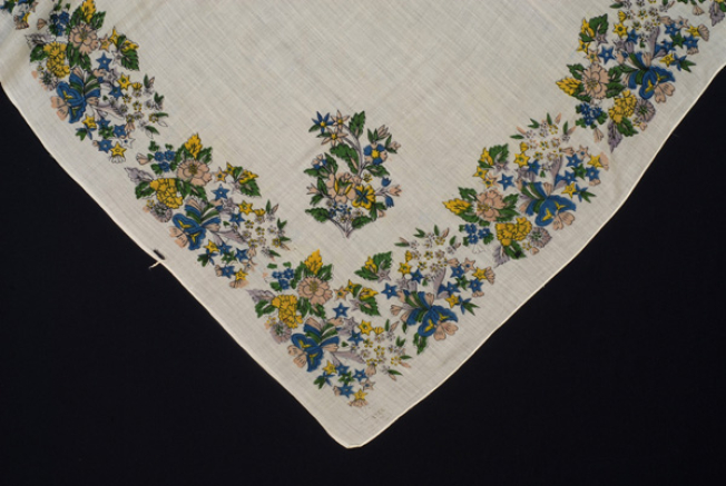 Tessaragkono mandili me ta fteroudia, cotton printed kerchief with vegetal decoration