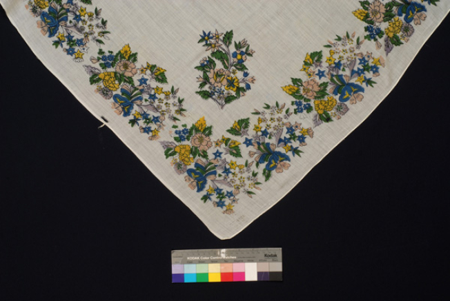 Tessaragkono mandili me ta fteroudia, cotton printed kerchief with vegetal decoration