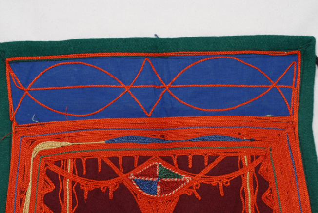 Αμπόλι, είδος ζώνης από μπλε βαμβακερό ύφασμα, διακοσμημένο με πορτοκαλί ουτρές