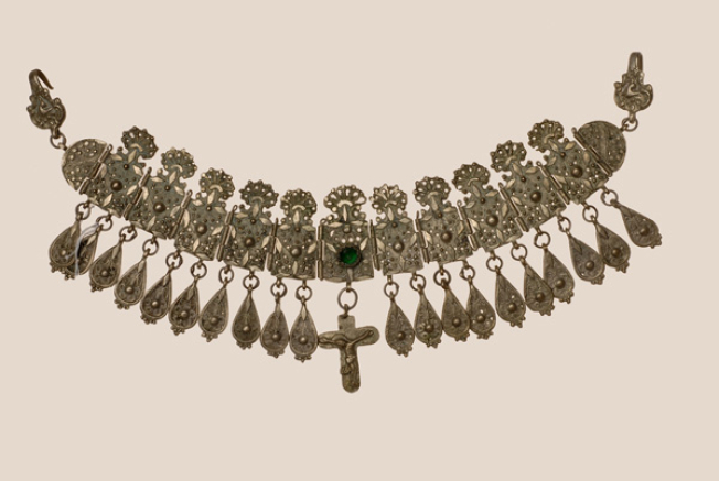 Yordani, gold-plated choker with filigree plates, teardrop-shaped suspended ornaments and a cross