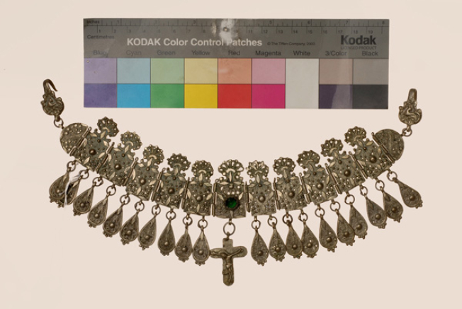 Yordani, gold-plated choker with filigree plates, teardrop-shaped suspended ornaments and a cross