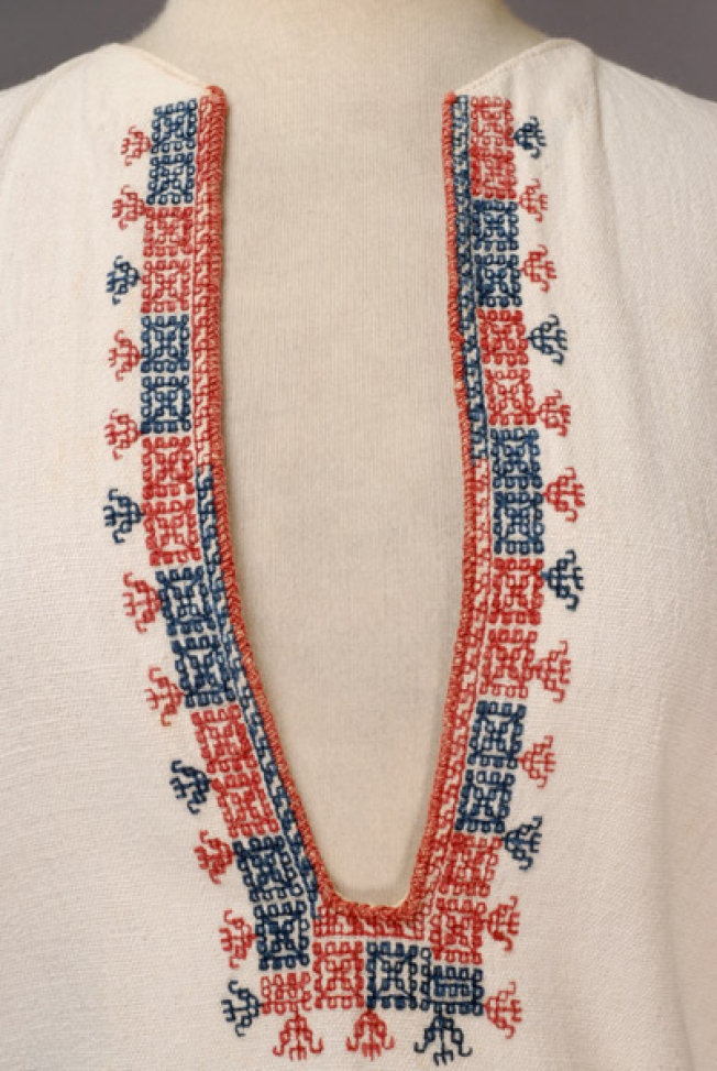 Everyday chemise, embroidery of the plastron