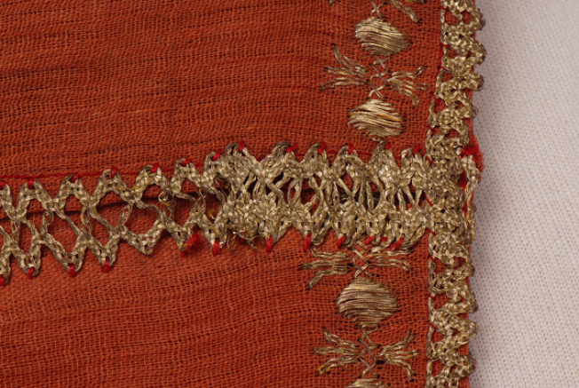 Sleeve, detail of the lacy band