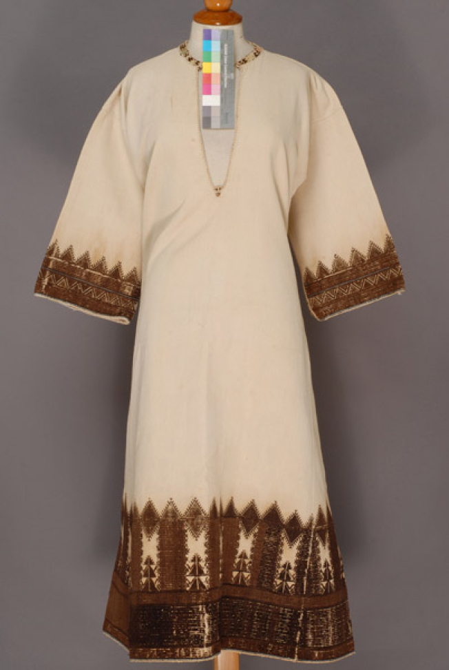 Sleeved cotton chemise embroidered with brown silk thread