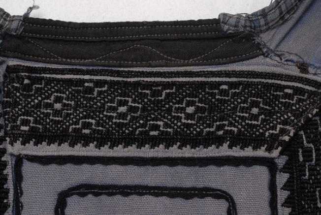 Detail of the embroidery of the back, horizontal band 