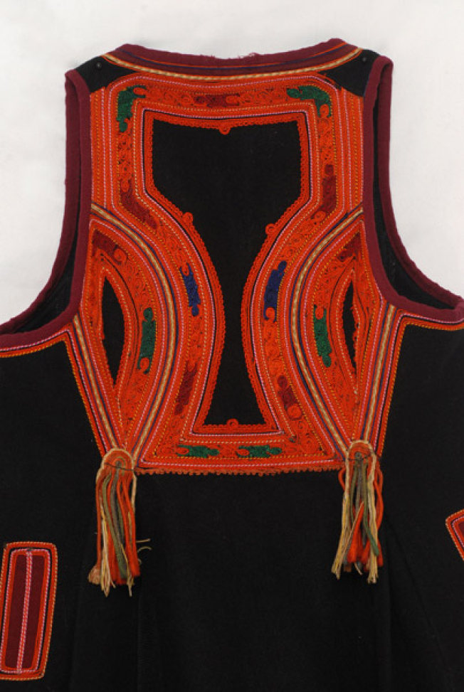 Detail of the embellished decoration at kormi, back, with outres and silk cordons at lagkiolia